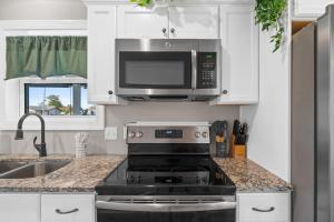 Pelican Cove- Family friendly Pet friendly Large yard Firepit WIFI