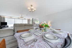 3 Bed in Stepaside oc-h32040