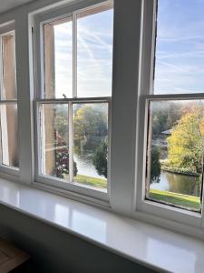 Gorgeous Buxton Lakeview Apartment on Park