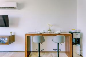 NEW! Adorable Midtown Studio, Pool, WiFi, Smart TV