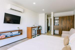 NEW! Adorable Midtown Studio, Pool, WiFi, Smart TV