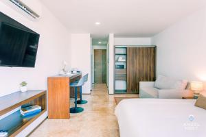 NEW! Adorable Midtown Studio, Pool, WiFi, Smart TV