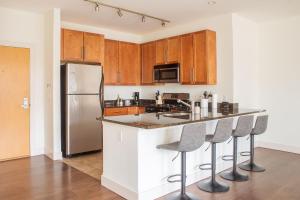 Upscale Apartment Near Lake Michigan