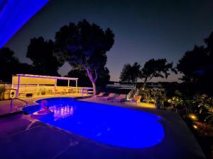 Heated Pool, 5 bedroom, Lakefront, Kayaks, Close to Beaches