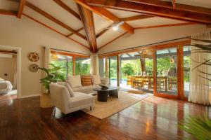 The Grand Luxury Safari Villa, Huge Private Pool, Hot tub, Outdoor Shower, Giraffe Tower, Free Standing Bath, Private Game Reserve, Stargazing, Ultimate Bush Luxury