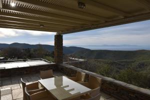 Luxury Kea Villa with Private Pool, Basketball Court & Stunning Views Near the Port