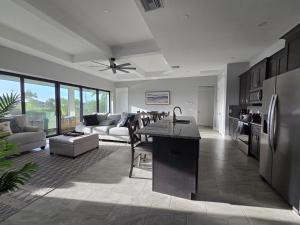 Luxurious Waterfront Retreat, Dock, Tiki Hut, Fishing, Boating Great Location!