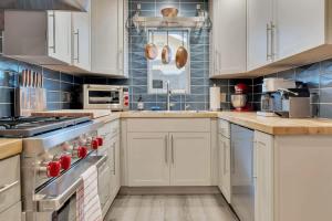 MaRVELOUS MiDCENTURY-Hot Tub 5 Blocks to Downtown