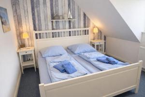 PrimeLoft "Landhaus am Hafen" - Ostsee & Hafenflair - Terrasse - zentral & modern - bis 6 Pers - OG