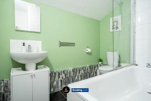 2-Bed Apartment near Metro in Holloway, by LS2G Stays