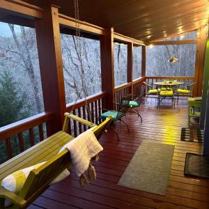 Stargazer Cabin - Sauna, Rooftop Deck, Fire Pit, Indoor Wood Fireplace, Privacy