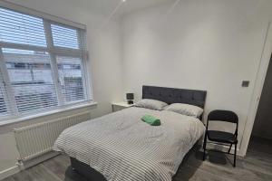 House - Sleeps 12 - Grove Park Station 8min walk