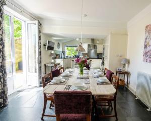 Stunning 4 bedroom house in Wadebridge, Cornwall - 2 living rooms and superking beds