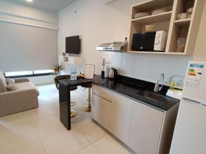 Estudio a 9 min del eje corporativo y aeropuerto