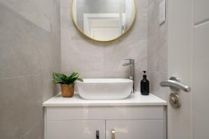 Stunning New 3-bedroom 3-bathroom Fully Furnished Duplex near Camden Town and Emirates Stadium