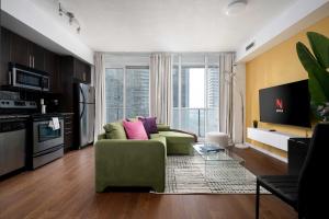 Live the excitement Stay next to Scotiabank Arena!