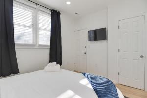 Stylish 2BR Near Market & Metro