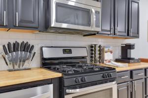 Stylish 2BR Near Market & Metro