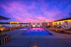 HUGE House in Joshua TreeYucca Valley with Pool & Hot Tub