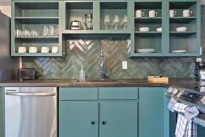 Airy Dallas 2-Story Loft Pool Wellness Retreat