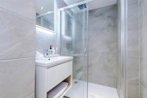 Old Town Hull Apt 1 - King or Twin - Marina Nearby