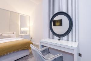 Old Town Hull Apt 1 - King or Twin - Marina Nearby