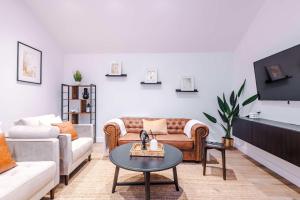 Old Town Hull Apt 1 - King or Twin - Marina Nearby