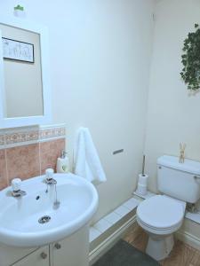 4-Bedroom House with En-Suite, 2 additional bathrooms, Free Parking