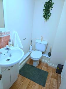 4-Bedroom House with En-Suite, 2 additional bathrooms, Free Parking