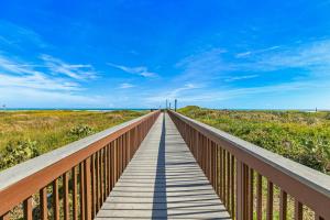 2BR Gulf-Front Penthouse with Balcony and Epic Views