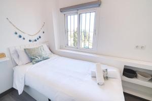 Terrace and pool Bright apartment