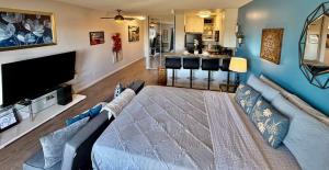 Hollywood Studio with Pool, Parking, Gym & Sign View