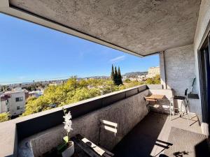 Hollywood Studio with Pool, Parking, Gym & Sign View