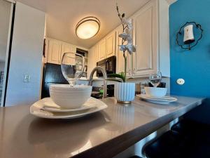 Hollywood Studio with Pool, Parking, Gym & Sign View