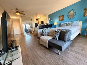 Hollywood Studio with Pool, Parking, Gym & Sign View