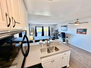 Hollywood Studio with Pool, Parking, Gym & Sign View