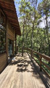 Casa de Madeira com Deque e Cachoeira