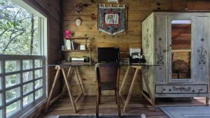 Casa de Madeira com Deque e Cachoeira