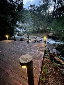 Casa de Madeira com Deque e Cachoeira
