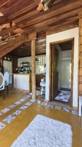 Casa de Madeira com Deque e Cachoeira