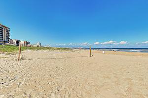 Beachfront 2BR with Pools, Tennis, Sauna and Gym