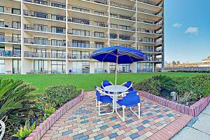 Beachfront 2BR with Pools, Tennis, Sauna and Gym