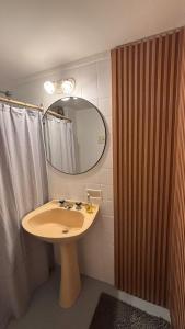 Departamento frente al mar, remodelado y equipado