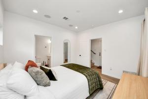 Cozy Townhome Near Med Center, NRG & Downtown