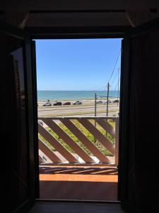 Departamento frente al mar, remodelado y equipado