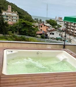 Apto em Bombas com jacuzzi privado, piscinas, gym completo, sauna