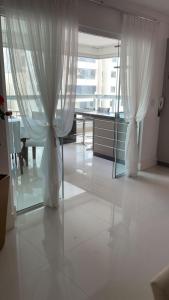 Apartamento 3 suítes rua 226 na Meia Praia