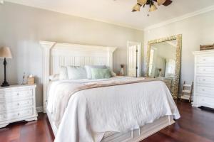 Bayou Breeze Retreat with Pool & River Access