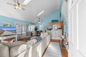 Family friendly 3 BR and 2 BA house by beach