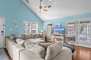 Family friendly 3 BR and 2 BA house by beach